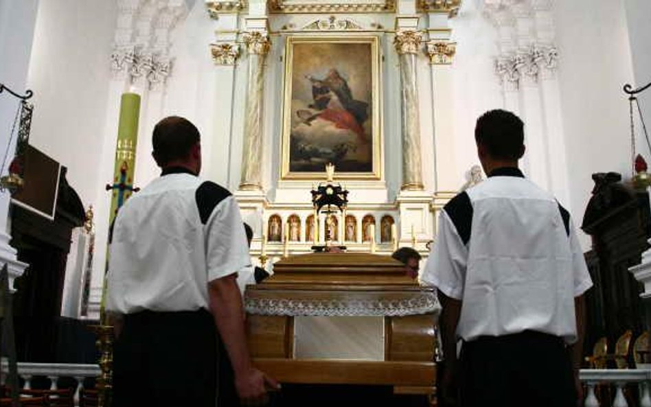 Daj pracownikowi urlop na pogrzeb byłej teściowej