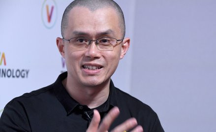 Changpeng Zhao (z lewej) w ramach ugody z regulatorami przestał być prezesem giełdy Binance. Merrick