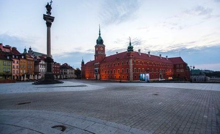 Warszawscy radcy prawni i aplikanci zrobią sobie wspólne zdjęcie na Placu Zamkowym w Warszawie