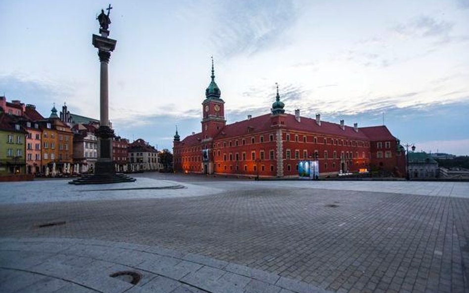 Warszawscy radcy prawni i aplikanci zrobią sobie wspólne zdjęcie na Placu Zamkowym w Warszawie