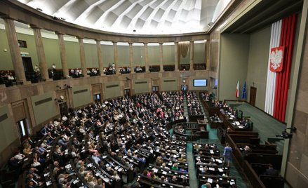 Posłowie na sali plenarnej Sejmu, 17  lipca