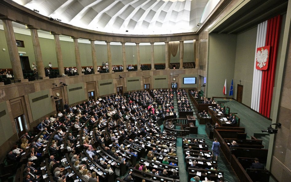 Posłowie na sali plenarnej Sejmu, 17  lipca