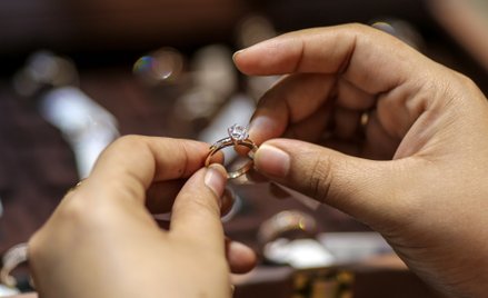 W Stanach Zjednoczonych ponad 60 proc. pierścionków zaręczynowych z diamentami zawiera kamienie labo