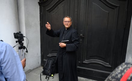 Były salezjanin ks. Michał W. podczas eksmisji z domu zakonnego w Poznaniu