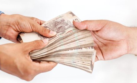 Wypłata pensji do rąk małżonka nie zawsze możliwa