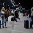 Ludzie przybywają na Sants Estacio podczas blackoutu w Barcelonie, Hiszpania 29 kwietnia 2025 r.