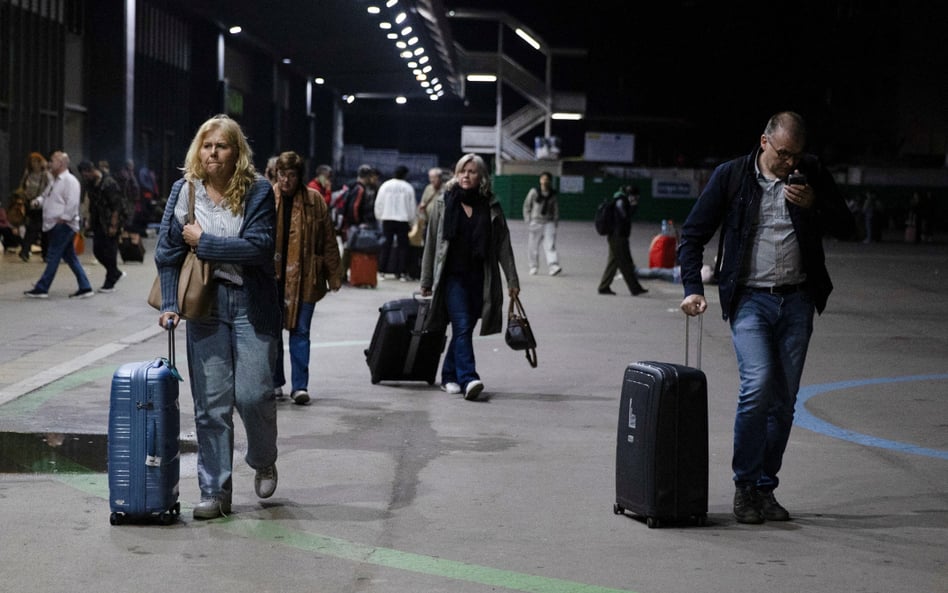 Ludzie przybywają na Sants Estacio podczas blackoutu w Barcelonie, Hiszpania 29 kwietnia 2025 r.