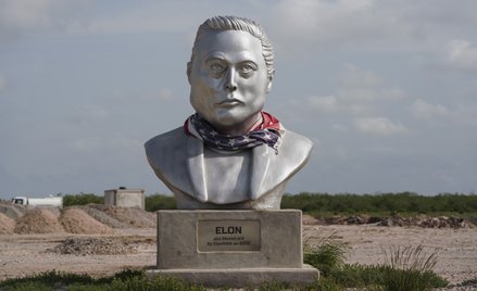 Popiersie Elona Muska przy drodze prowadzącej do Starbase w pobliżu Brownsville w Texasie nie jest o