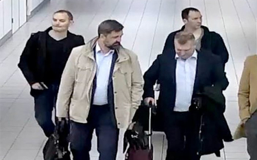 Czterej agenci GRU po przylocie na lotnisko w Hadze afp