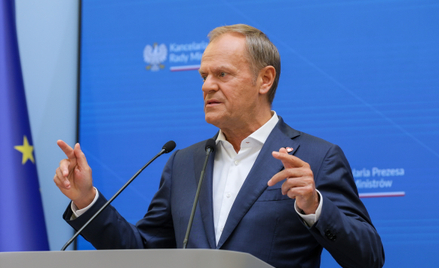 Premier Donald Tusk podczas konferencji prasowej w siedzibie KPRM w Warszawie