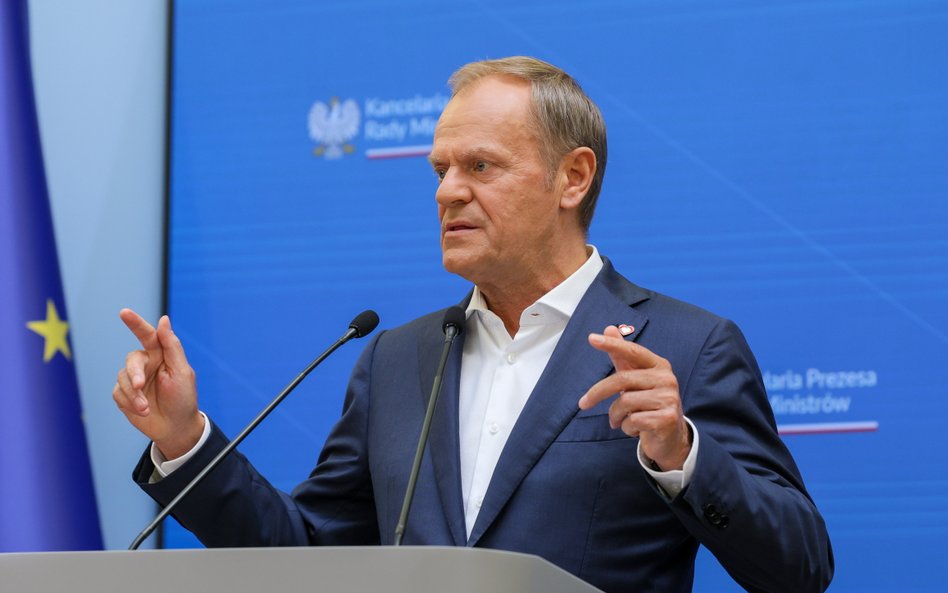 Premier Donald Tusk podczas konferencji prasowej w siedzibie KPRM w Warszawie