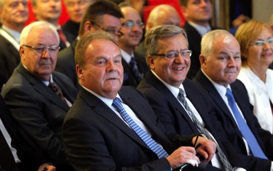 W pierwszym rzędzie zasiedli m.in. szef Pracodawców RP Andrzej Malinowski, prezydent RP Bronisław Ko