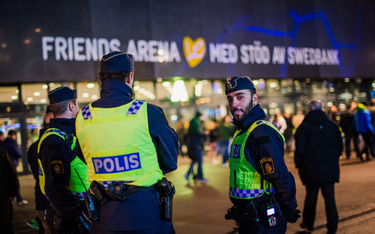 Policja pod stadionem w Solna (niedaleko Sztokholmu), w Szwecji