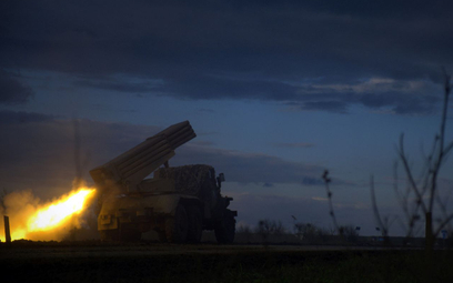 Wyrzutnie rakiet M-21 Grad ostrzeliwują rosyjskie pozycje na linii frontu w pobliżu Bachmutu