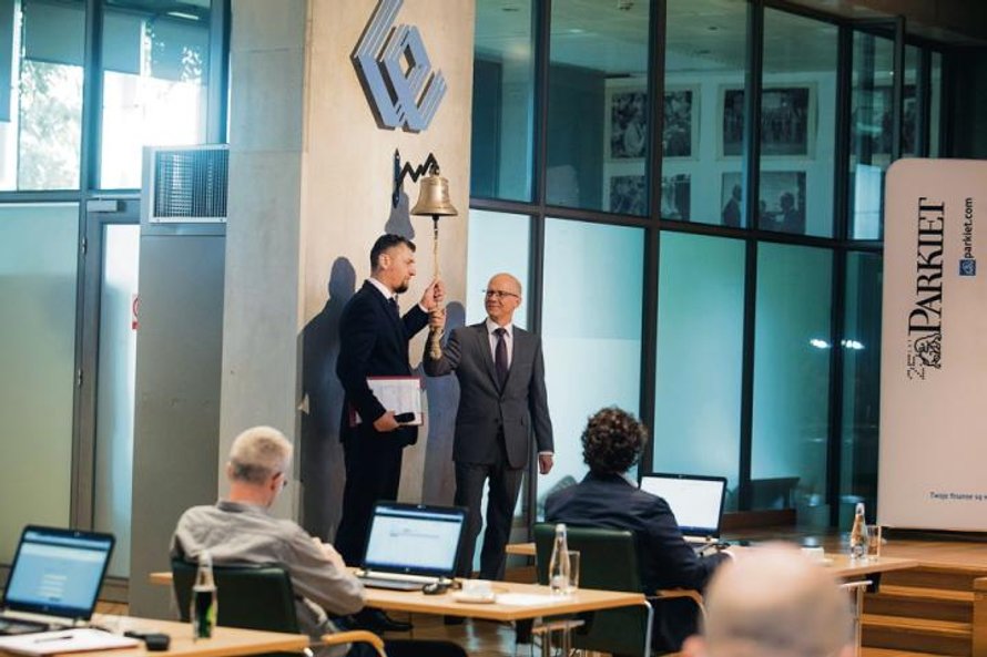 Piotr Borowski, członek zarządu GPW, i Andrzej Stec, redaktor naczelny „Parkietu”, rozpoczynają fina