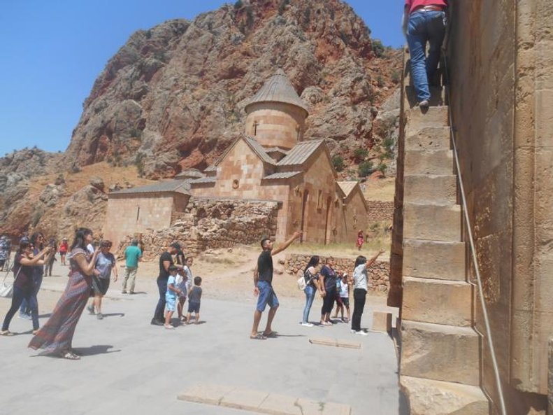 Cerkwie w Norawank to w części ruiny, ale zachowało się w nich wiele intrygujących rzeźb i symboli.