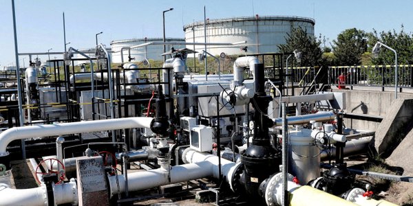 Ropa znów płynie „Przyjaźnią”. UE odblokowuje 90 mld euro dla Ukrainy