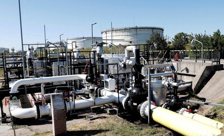 Rurociąg naftowy „Przyjaźń” między Węgrami a Rosją widoczny w rafinerii Danube należącej do węgiersk