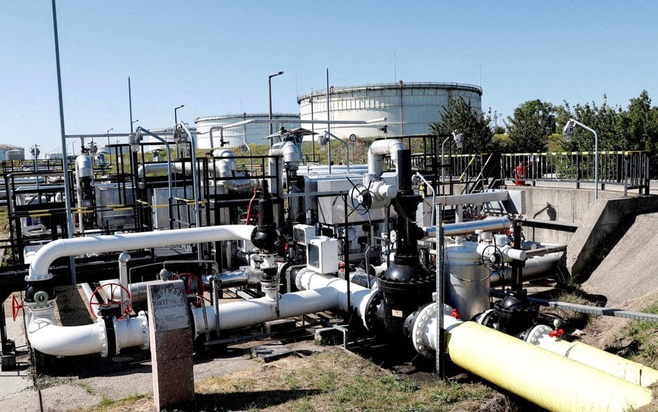 Rurociąg naftowy „Przyjaźń” między Węgrami a Rosją widoczny w rafinerii Danube należącej do węgiersk