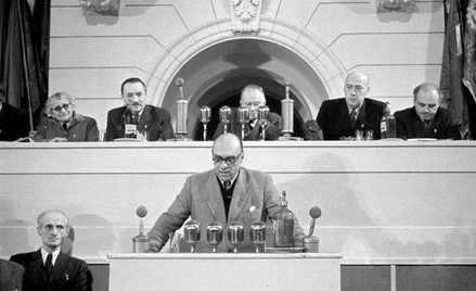 Julian Tuwim i Jarosław Iwaszkiewicz?(na mównicy) pod czujnym okiem?Zofii Dzierżyńskiej, Bolesława B
