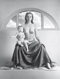 Zdjęcie Katarzyny Górnej z cyklu „Madonny” ma wymiary 120 na 190 cm.