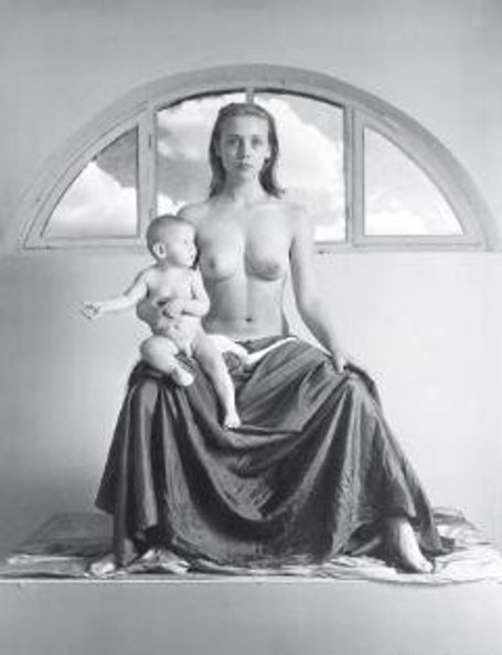 Zdjęcie Katarzyny Górnej z cyklu „Madonny” ma wymiary 120 na 190 cm.