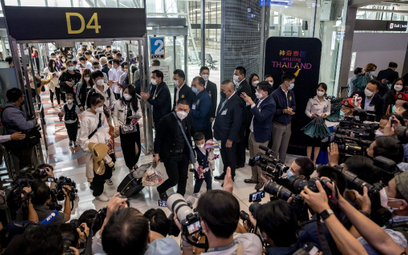 Powitanie chińskich turystów na lotnisku Suvarnabhumi w Bangkoku