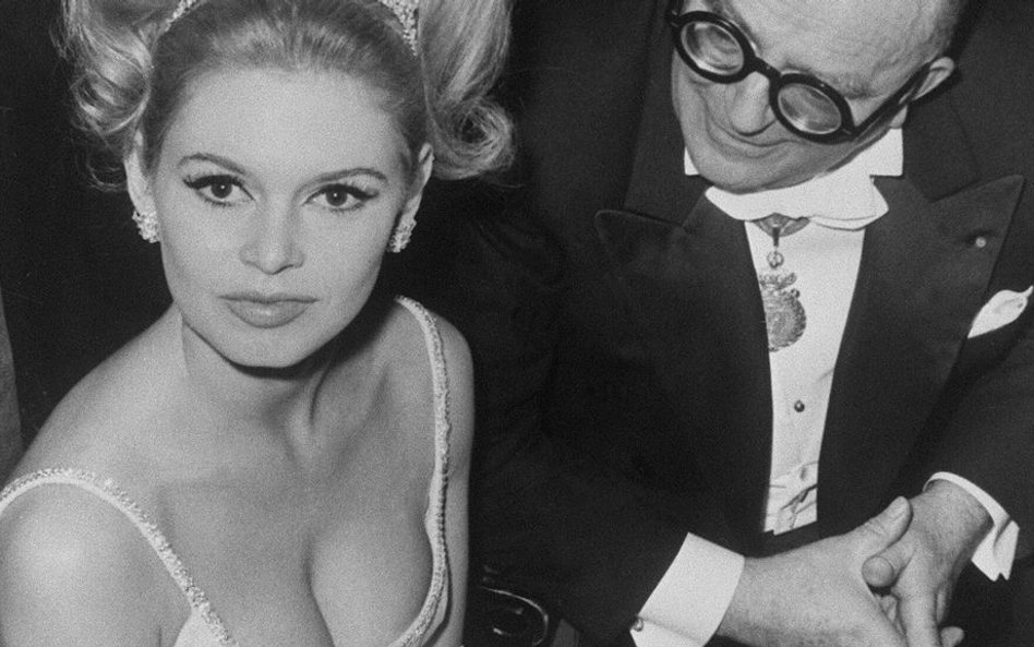 Spojrzenia jawne i ukradkowe. Co sprawia, że dekolt, jak ten u Brigitte Bardot, tak fascynuje panów?