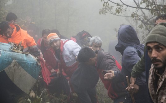 Ratownicy ma miejscu katastrofy śmigłowca, którym podróżował prezydent Iranu Ebrahim Raisi