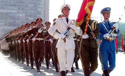 Żołnierze armii chińskiej w szyku paradnym