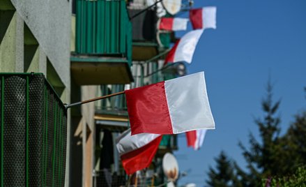 Biało-czerwone flagi na budynku w Przemyślu