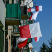 Biało-czerwone flagi na budynku w Przemyślu