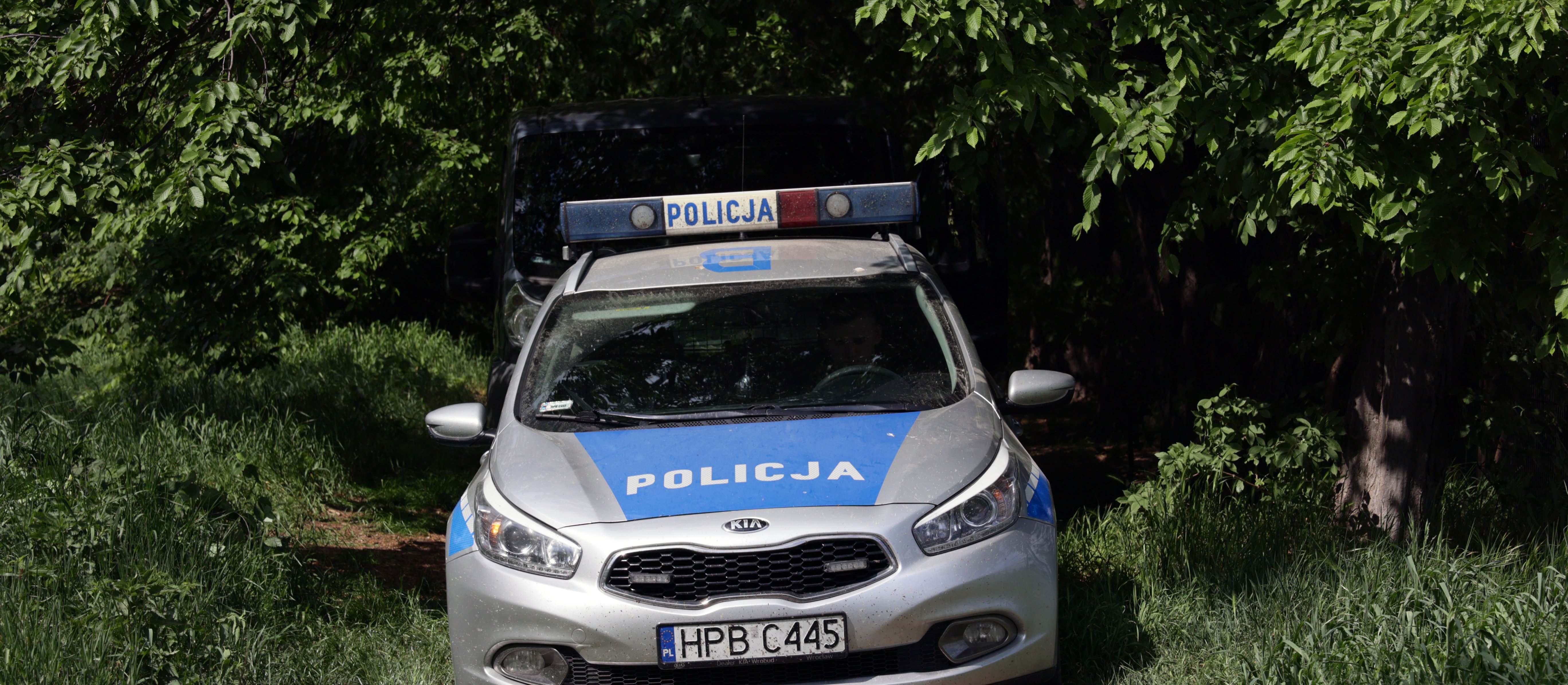 Tragiczny finał obławy pod Warszawą. Służby badają okoliczności śmierci dwóch osób