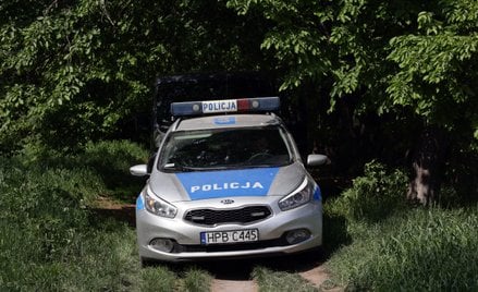 Ciało 67-latka zostało ujawnione na cmentarzu w Prażmowie. Kilka godzin wcześniej w jego domu odnale