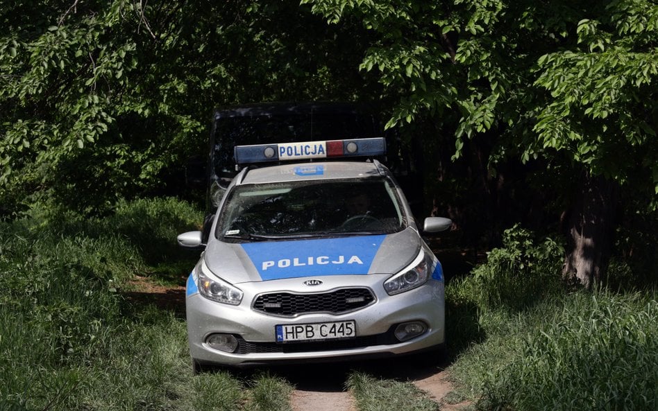 Ciało 67-latka zostało ujawnione na cmentarzu w Prażmowie. Kilka godzin wcześniej w jego domu odnale