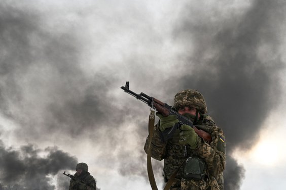 Żołnierze Sił Zbrojnych Ukrainy podczas ćwiczeń na poligonie w obwodzie czernihowskim, fot. z 22 lis