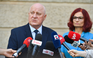 Przewodniczący Państwowej Komisji Wyborczej Sylwester Marciniak (L) i szefowa Krajowego Biura Wyborc