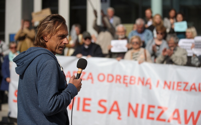 Sędzia Maciej Ferek podczas manifestacji w obronie sędziego Waldemara Żurka