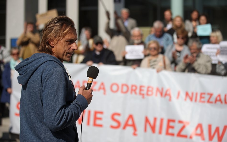 Sędzia Maciej Ferek podczas manifestacji w obronie sędziego Waldemara Żurka