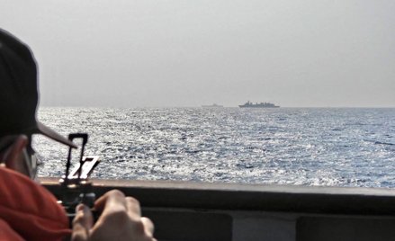 Obserwowany z odległości kilku mil morskich chiński lotniskowiec