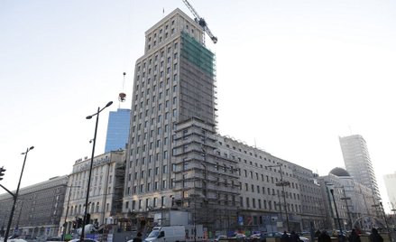 W budynku wyremontowanym w latach 1950 - 1953, hotel Warszawa działał do 2002 r.