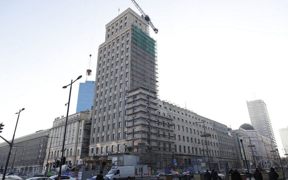 W budynku wyremontowanym w latach 1950 - 1953, hotel Warszawa działał do 2002 r.