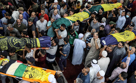 7 sierpnia, Rafah na południu Strefy Gazy. Tłumy uczestniczyły w tamtejszym meczecie w uroczystościa
