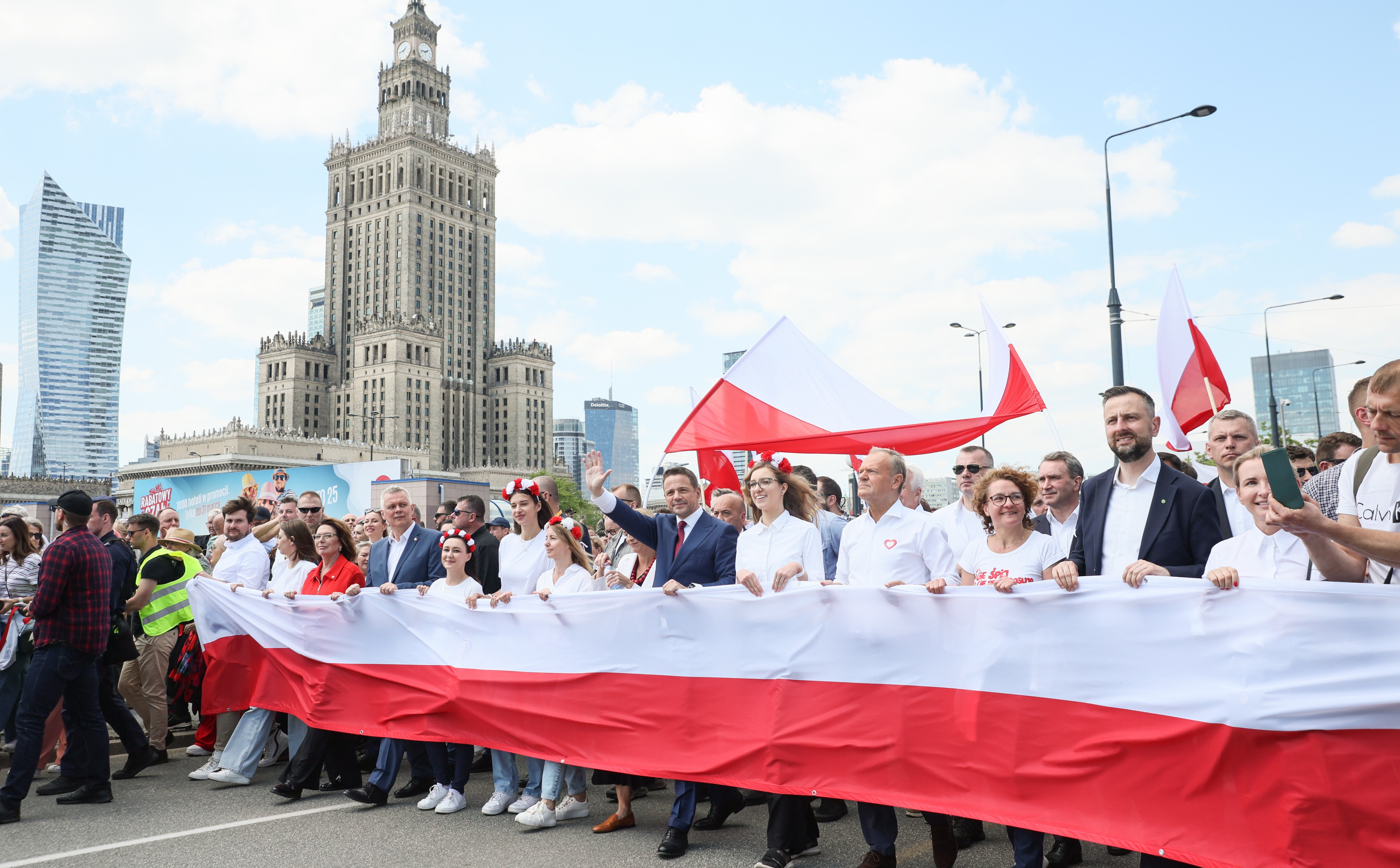 Hat trick Rafała Trzaskowskiego. Po udanej debacie i zwycięskim spotkaniu ze Sławomirem Mentzenem triumfuje na marszu