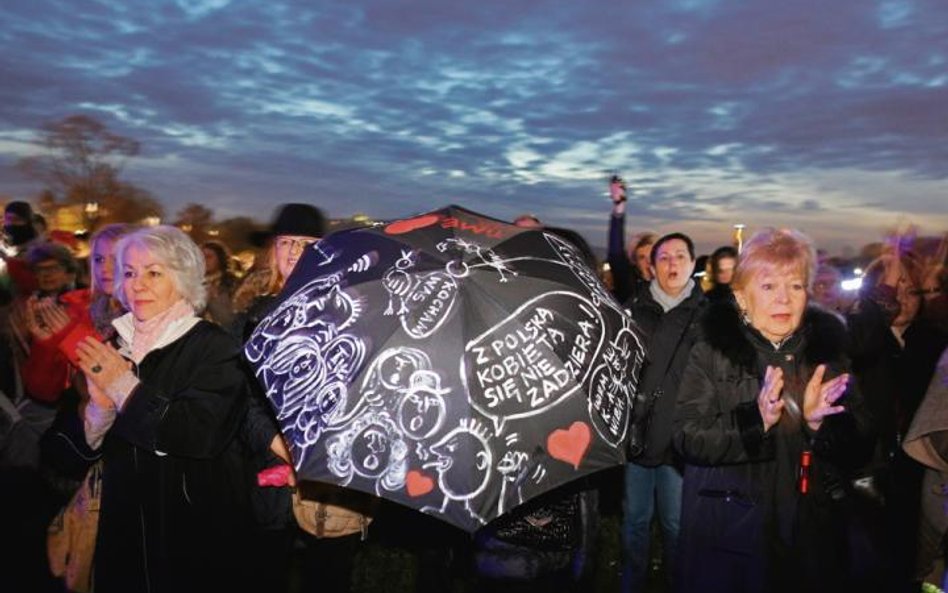 W kulminacyjnym momencie protest w Warszawie 24 października zgromadził około stu osób