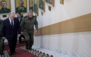 Wodzowie w sztabie w Rostowie: prezydent Putin, minister Szojgu (z prawej), szef sztabu generalnego 