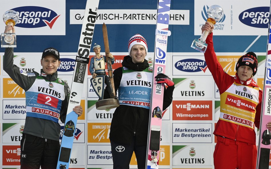 Podium turnieju w Garmisch-Partenkirchen (od lewej): drugi Anze Lanisek, zwycięzca Halvor Egner Gran