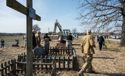 Początek prac poszukiwawczych w miejscu pochówków Polaków zamordowanych w maju 1943 roku, we wsi Ugł