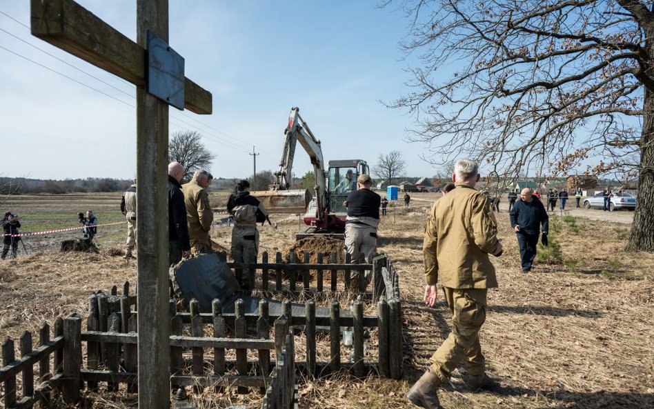 Początek prac poszukiwawczych w miejscu pochówków Polaków zamordowanych w maju 1943 roku, we wsi Ugł