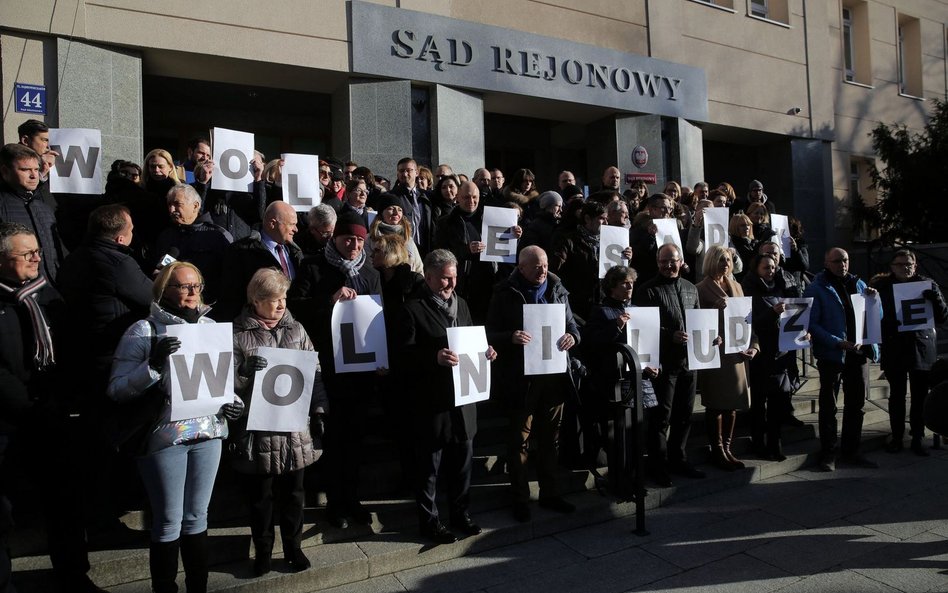 Sędziowie z Olsztyna byli inicjatorami apelu o wykonanie orzeczeń TSUE. Tu podczas demonstracji popa